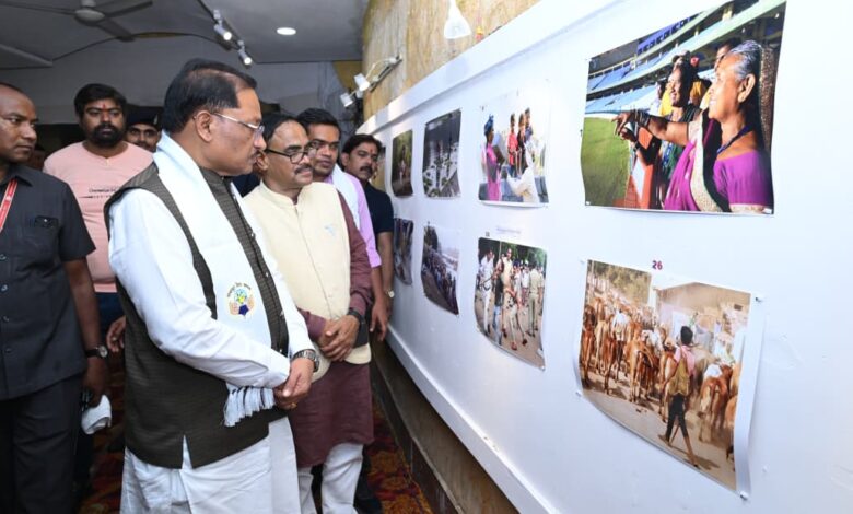 तस्वीरों ने ताजा कीं मुख्यमंत्री श्री विष्णुदेवसाय की पुरानी यादें: मुख्यमंत्री श्री विष्णुदेव साय ‘दृश्य संवाद 2026’ के समापन समारोह में हुए शामिल तस्वीरों ने ताजा कीं मुख्यमंत्री श्री विष्णुदेवसाय की पुरानी यादें: मुख्यमंत्री श्री विष्णुदेव साय ‘दृश्य संवाद 2026’ के समापन समारोह में हुए शामिल