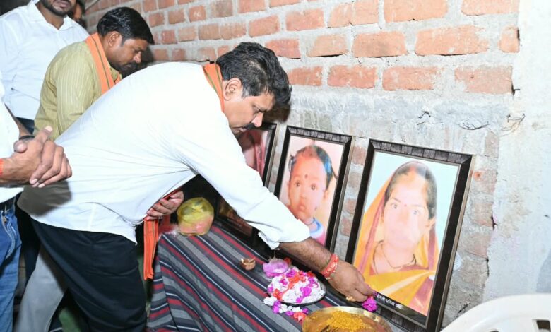उप मुख्यमंत्री श्री विजय शर्मा ने महाराष्ट्र सड़क हादसे में मृतकों के परिजनों से मिलकर व्यक्त की संवेदना