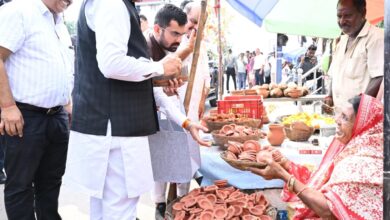 सड़क किनारे पसरे पर अचानक पहुंचे मुख्यमंत्री श्री विष्णु देव साय, मीरा के पसरे से खरीदा ‘आशीर्वाद का दीया’