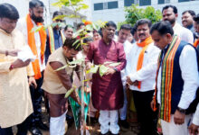 सेवा संकल्प अभियान : उप मुख्यमंत्री श्री विजय शर्मा ने महारानी अस्पताल जगदलपुर में किया रक्तदान