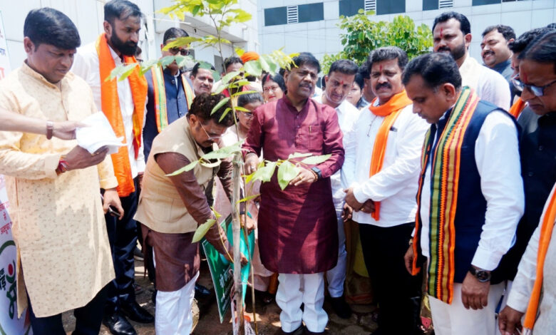 सेवा संकल्प अभियान : उप मुख्यमंत्री श्री विजय शर्मा ने महारानी अस्पताल जगदलपुर में किया रक्तदान