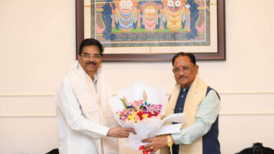 मुख्यमंत्री श्री विष्णु देव साय ने ओडिशा के राज्यपाल डॉ. हरि बाबू कंभमपति से की शिष्टाचार भेंट
