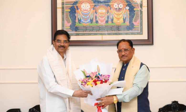 मुख्यमंत्री श्री विष्णु देव साय ने ओडिशा के राज्यपाल डॉ. हरि बाबू कंभमपति से की शिष्टाचार भेंट
