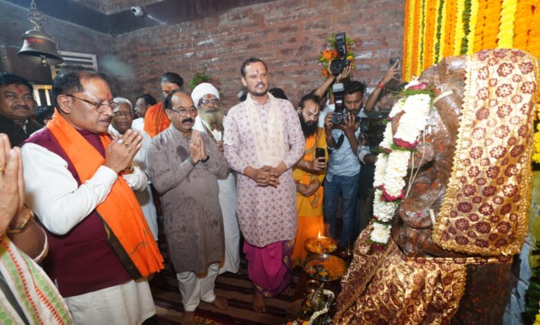 मुख्यमंत्री श्री विष्णु देव साय ने मदकूद्वीप के प्राचीन मंदिरों में की पूजा-अर्चना मुख्यमंत्री श्री विष्णु देव साय ने मदकूद्वीप के प्राचीन मंदिरों में की पूजा-अर्चना