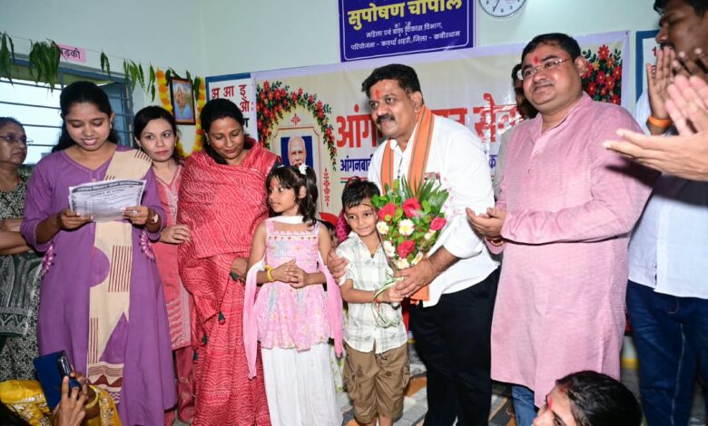 फूल लेकर आए नन्हे कदम, उप मुख्यमंत्री ने बच्चों को गोद में उठाया, बच्चों की मासूमियत ने जीता दिल