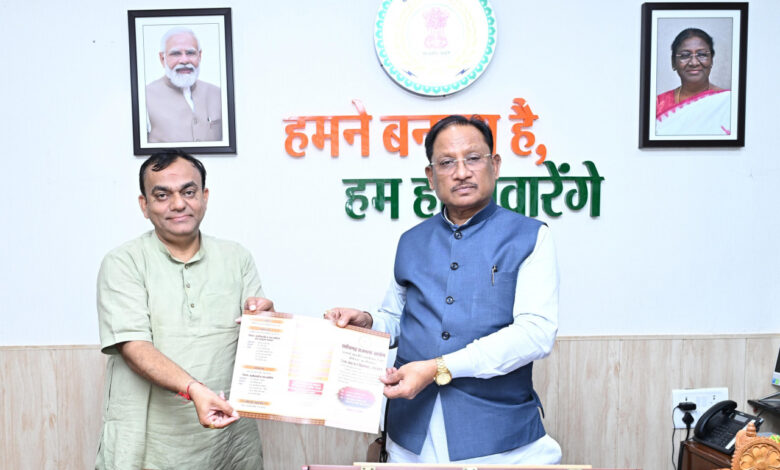 राजभाषा आयोग के अध्यक्ष श्री प्रभात मिश्रा ने मुख्यमंत्री श्री विष्णु देव साय से की भेंट