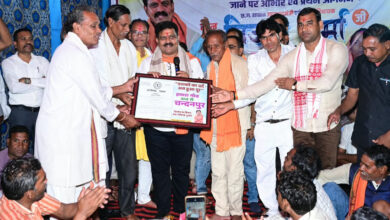 वर्षों पुरानी मांग हुई पूरी, राजपत्र लेकर गांव पहुंचे उप मुख्यमंत्री श्री विजय शर्मा, चंदनपुर को मिली नई पहचान