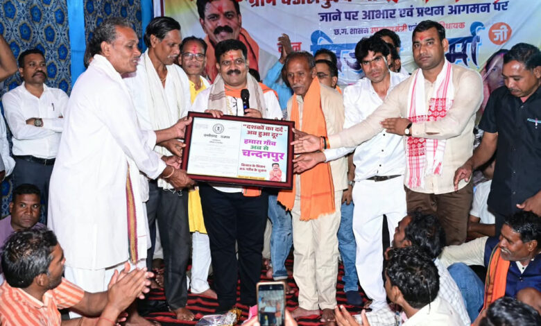 वर्षों पुरानी मांग हुई पूरी, राजपत्र लेकर गांव पहुंचे उप मुख्यमंत्री श्री विजय शर्मा, चंदनपुर को मिली नई पहचान