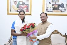 एशियन गेम्स की स्वर्ण पदक विजेता टीम की संजू देवी को मुख्यमंत्री श्री विष्णु देव साय ने 51 लाख रुपए की प्रोत्साहन राशि देने की घोषणा की