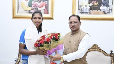 एशियन गेम्स की स्वर्ण पदक विजेता टीम की संजू देवी को मुख्यमंत्री श्री विष्णु देव साय ने 51 लाख रुपए की प्रोत्साहन राशि देने की घोषणा की