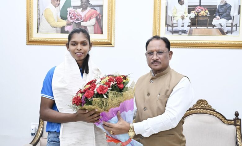 एशियन गेम्स की स्वर्ण पदक विजेता टीम की संजू देवी को मुख्यमंत्री श्री विष्णु देव साय ने 51 लाख रुपए की प्रोत्साहन राशि देने की घोषणा की
