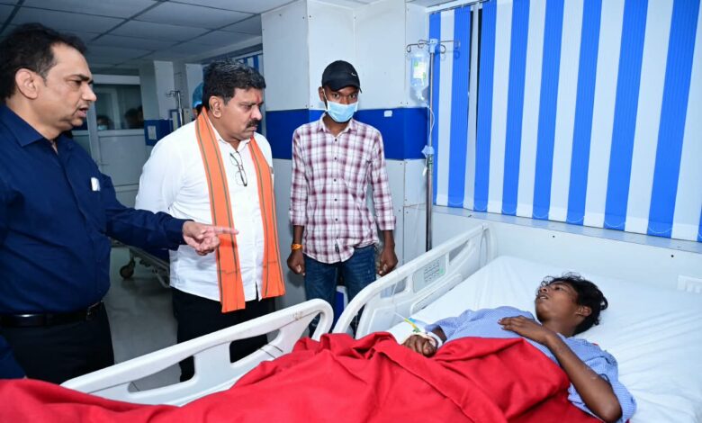 उप मुख्यमंत्री श्री विजय शर्मा ने अस्पताल पहुंचकर जाना सड़क हादसे में घायलों का हाल
