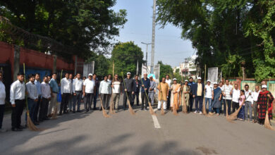 राज्यपाल श्री डेका ने गांधी जयंती पर की साफ-सफाई