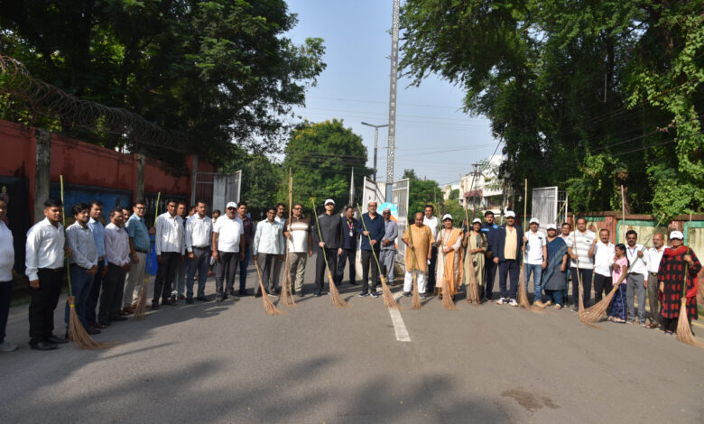 राज्यपाल श्री डेका ने गांधी जयंती पर की साफ-सफाई राज्यपाल श्री डेका ने गांधी जयंती पर की साफ-सफाई