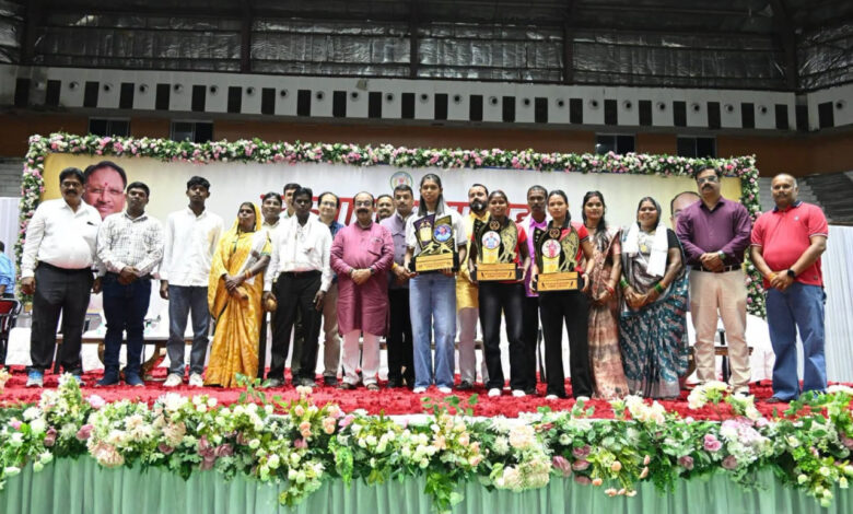 उप मुख्यमंत्री श्री अरुण साव ने बहतराई खेल अकादमी के अंतरराष्ट्रीय पदक विजेता खिलाड़ियों का किया सम्मान, बढ़ाया हौसला उप मुख्यमंत्री श्री अरुण साव ने बहतराई खेल अकादमी के अंतरराष्ट्रीय पदक विजेता खिलाड़ियों का किया सम्मान, बढ़ाया हौसला