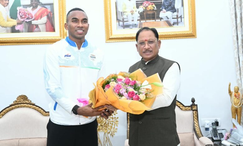 मुख्यमंत्री श्री विष्णु देव साय से एशियन गेम्स के कांस्य पदक विजेता एथलीट अनिमेष कुजूर ने की सौजन्य मुलाकात मुख्यमंत्री श्री विष्णु देव साय से एशियन गेम्स के कांस्य पदक विजेता एथलीट अनिमेष कुजूर ने की सौजन्य मुलाकात