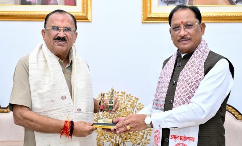 मुख्यमंत्री श्री विष्णु देव साय से राजस्थान विधानसभा अध्यक्ष श्री वासुदेव देवनानी ने की सौजन्य भेंट