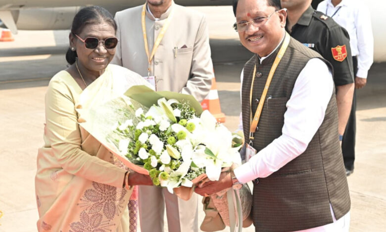 राष्ट्रपति श्रीमती मुर्मु का छत्तीसगढ़ आगमन पर हुआ आत्मीय स्वागत राष्ट्रपति श्रीमती मुर्मु का छत्तीसगढ़ आगमन पर हुआ आत्मीय स्वागत