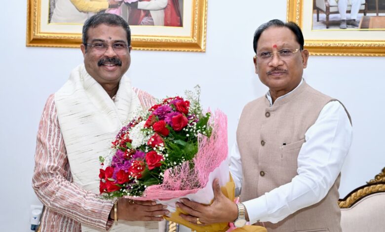 मुख्यमंत्री श्री विष्णु देव साय से सांसद श्री धर्मेंद्र प्रधान ने की शिष्टाचार भेंट