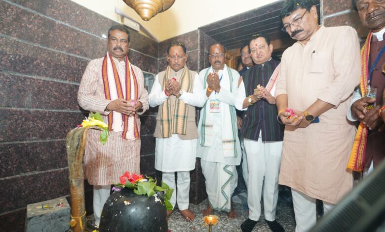 मुख्यमंत्री श्री विष्णु देव साय ने रामचंडी मंदिर में पूजा-अर्चना कर प्रदेश की खुशहाली एवं सुख-समृद्धि की कामना की मुख्यमंत्री श्री विष्णु देव साय ने रामचंडी मंदिर में पूजा-अर्चना कर प्रदेश की खुशहाली एवं सुख-समृद्धि की कामना की