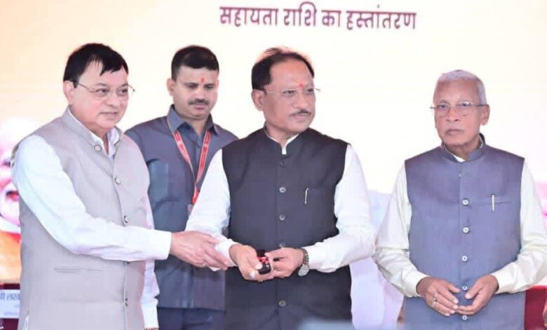 विशेष लेख : निर्माण श्रमिकों के जीवन में खुशहाली ला रहीं सन्निर्माण कर्मकार मंडल की जनकल्याणकारी योजनाएं विशेष लेख : निर्माण श्रमिकों के जीवन में खुशहाली ला रहीं सन्निर्माण कर्मकार मंडल की जनकल्याणकारी योजनाएं