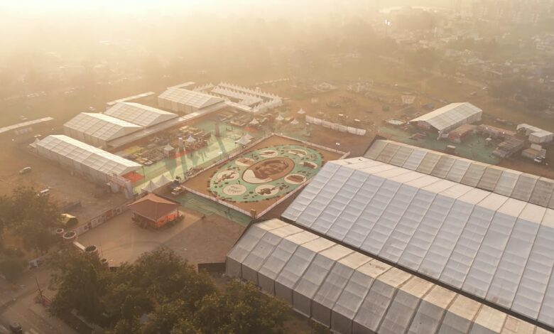 बस्तर के लालबाग में वनोपज से सजी 20,700 वर्गफीट की भव्य रंगोली ने रचा विश्व रिकॉर्ड, राष्ट्रपति श्रीमती द्रौपदी मुर्मु ने किया अवलोकन बस्तर के लालबाग में वनोपज से सजी 20,700 वर्गफीट की भव्य रंगोली ने रचा विश्व रिकॉर्ड, राष्ट्रपति श्रीमती द्रौपदी मुर्मु ने किया अवलोकन