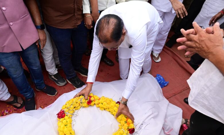 मुख्यमंत्री श्री विष्णुदेव साय ने स्वर्गीय विधायक श्री डोमनलाल कोर्सेवाड़ा को दी अंतिम विदाई